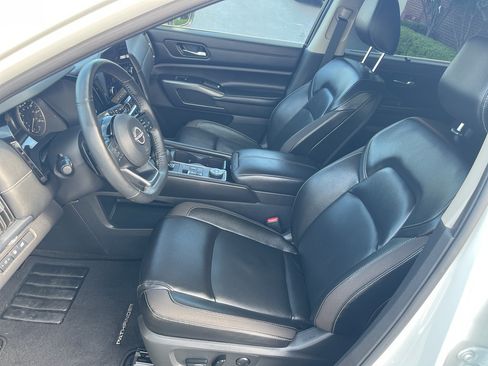 Used 2023 Nissan Pathfinder SL AWD/4WD image 15