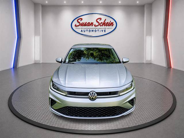Used 2025 Volkswagen Jetta SE FWD image 2