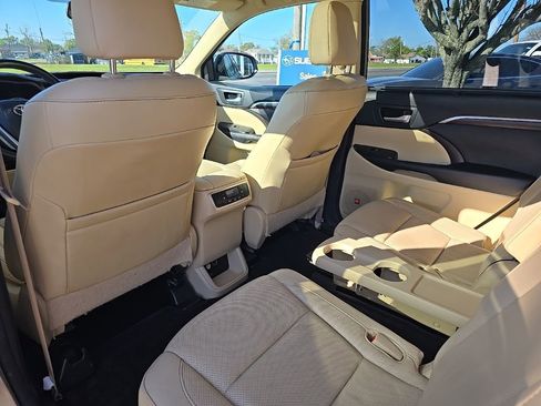 Used 2016 Toyota Highlander Limited image 26