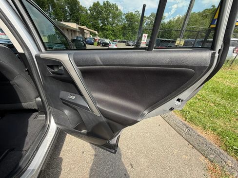 Used 2016 Toyota RAV4 LE AWD/4WD image 17