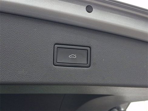 Used 2022 Volkswagen Tiguan SE R-Line image 33