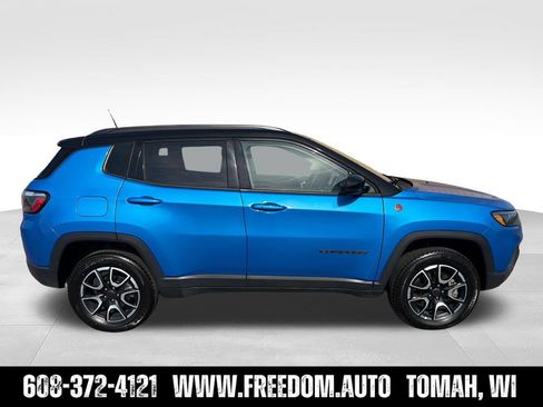 Used 2025 Jeep Compass Trailhawk AWD/4WD image 6