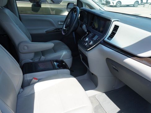 Used 2017 Toyota Sienna XLE w/ XLE Navigation Package FWD image 9