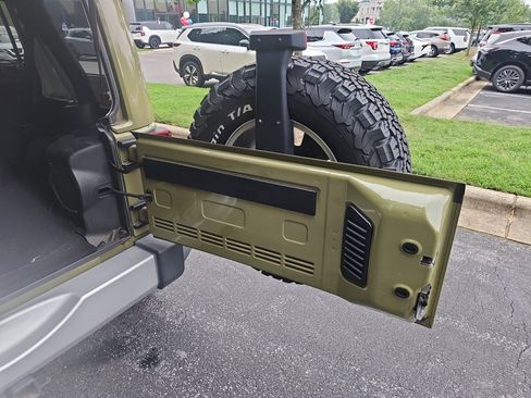Used 2013 Jeep Wrangler Unlimited Sahara w/ Connectivity Group AWD/4WD image 18