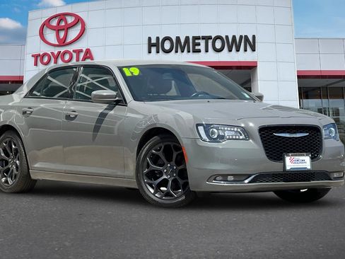 Used 2019 Chrysler 300 S RWD image 2