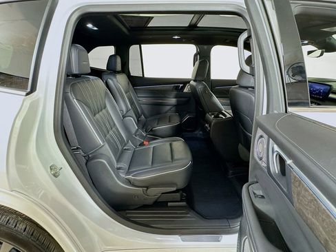 Used 2025 Buick Enclave Avenir AWD/4WD image 28