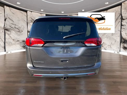 Used 2017 Chrysler Pacifica Touring-L FWD image 10
