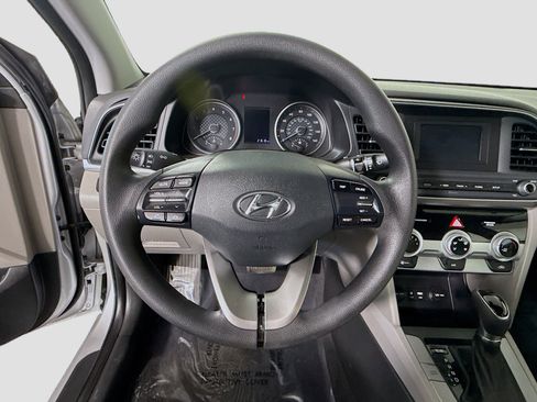 Used 2019 Hyundai Elantra SE image 13