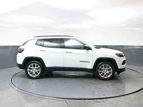 Used 2024 Jeep Compass Latitude w/ Sun and Sound Group image 4