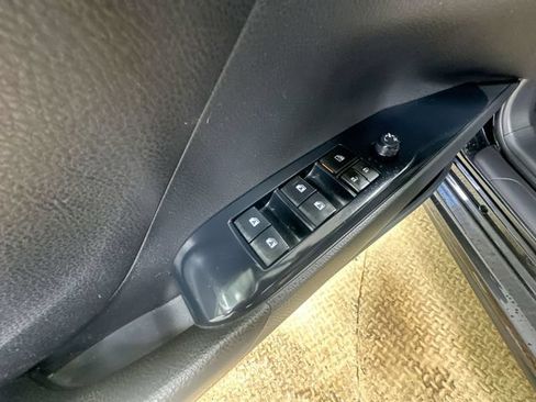 Used 2018 Toyota Camry SE w/ Convenience Package FWD image 16