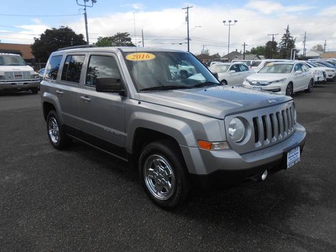 Used 2016 Jeep Patriot Sport w/ Power Value Group AWD/4WD image 2