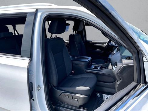 Used 2022 Chevrolet Suburban LS RWD image 9