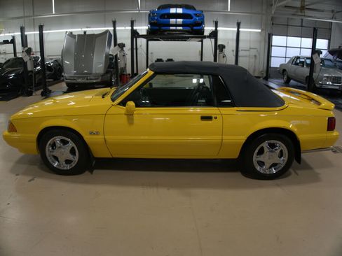 Used 1993 Ford Mustang LX image 2