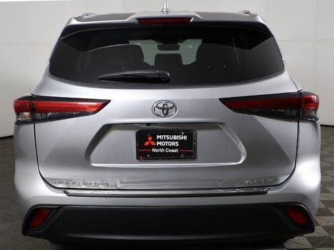 Used 2021 Toyota Highlander XLE image 12