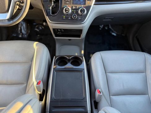 Used 2017 Toyota Sienna XLE Premium image 20