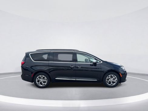 Used 2022 Chrysler Pacifica Limited image 9