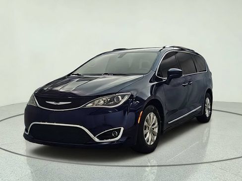 Used 2018 Chrysler Pacifica Touring-L Plus FWD image 2
