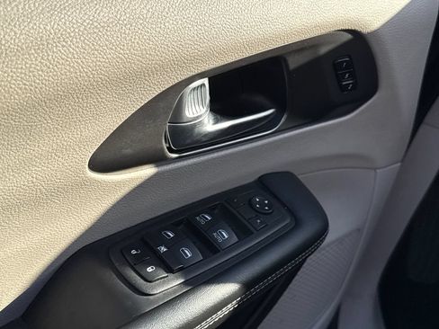 Used 2023 Chrysler Pacifica Touring-L FWD image 22