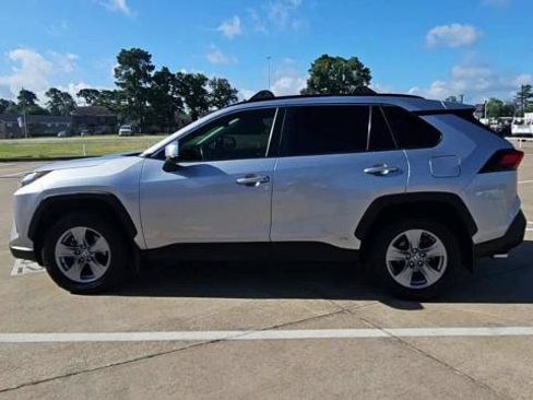 Used 2022 Toyota RAV4 XLE w/ Convenience Package AWD/4WD image 5