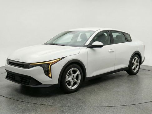 Used 2025 Kia K4 LXS image 3