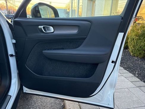 Used 2025 Volvo XC40 B5 Plus image 15