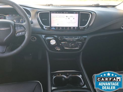 Used 2022 Chrysler Pacifica Limited w/ S Appearance Package image 12