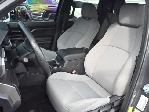 Used 2025 Toyota Tacoma SR5 image 7
