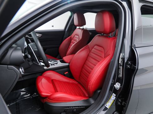 Used 2023 Alfa Romeo Giulia Veloce RWD image 18