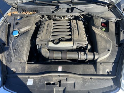 Used 2018 Porsche Cayenne Platinum Edition image 36