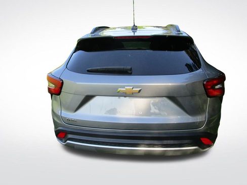 Used 2025 Chevrolet Trax LT w/ LT Convenience Package FWD image 9