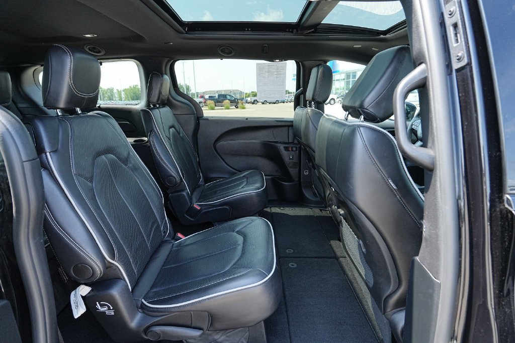 Used 2025 Chrysler Pacifica Limited FWD image 24