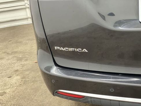 Used 2023 Chrysler Pacifica Limited image 10