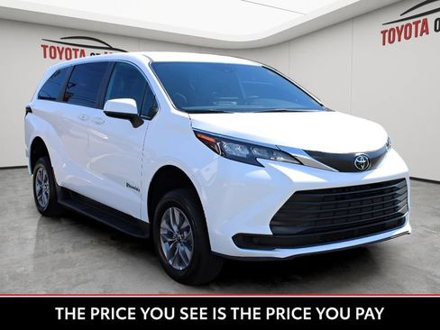 Used 2026 Toyota Sienna LE FWD image 7