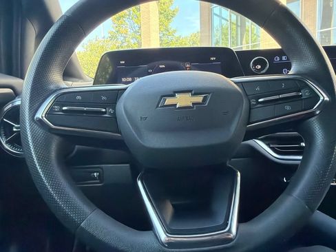 Used 2026 Chevrolet Equinox EV LT FWD image 9