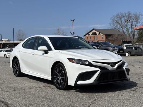 Used 2024 Toyota Camry SE image 5