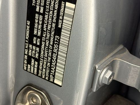 Certified 2024 Porsche Macan AWD/4WD image 30