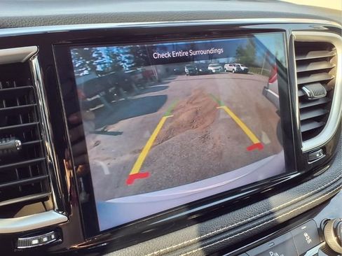Used 2023 Chrysler Pacifica Touring-L image 6