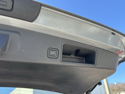 Used 2023 GMC Terrain SLT image 12