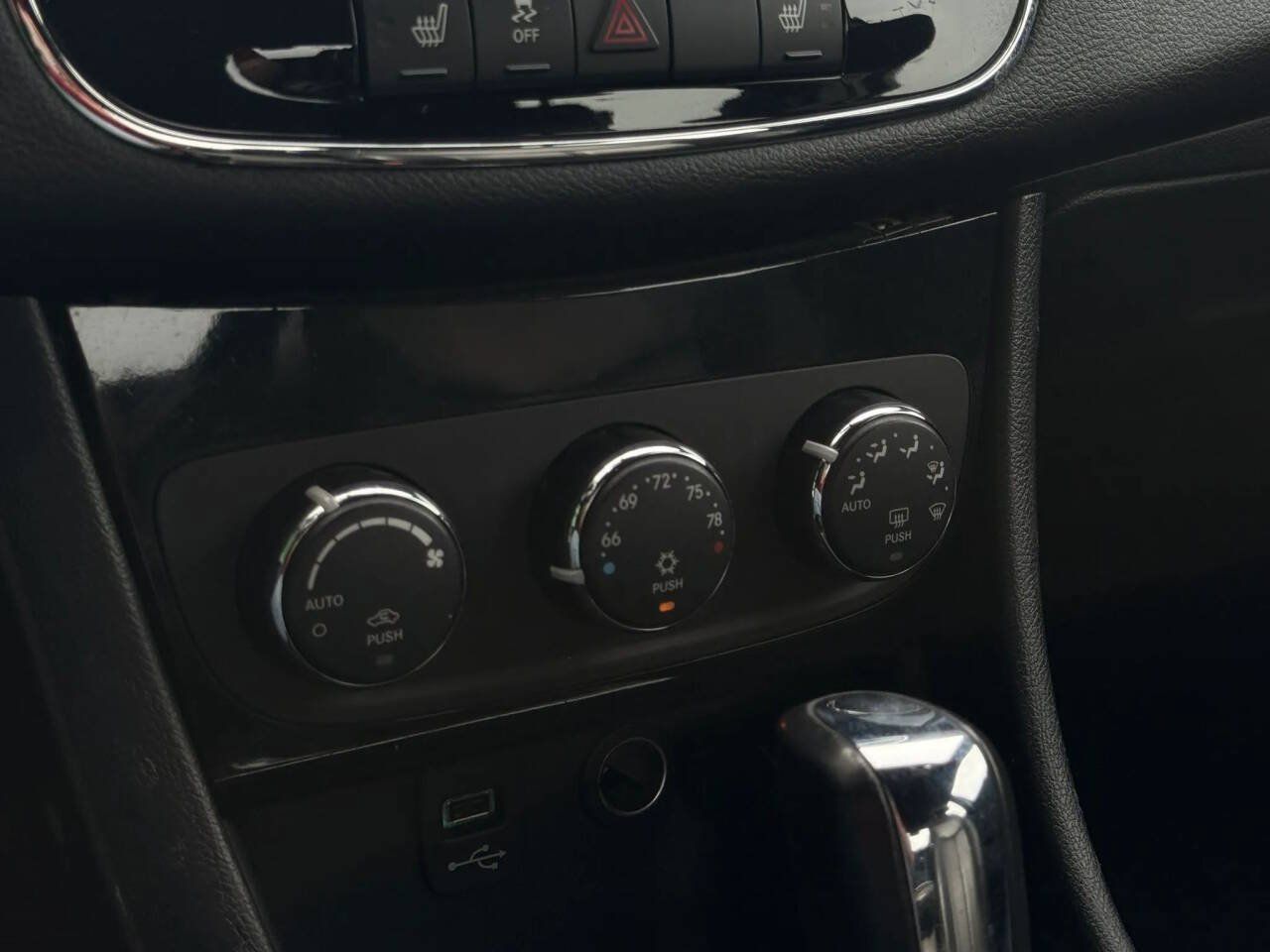 Used 2013 Chrysler 200 Limited w/ Sun/Sound Group FWD image 8
