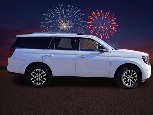 Certified 2025 Ford Expedition Platinum AWD/4WD image 3