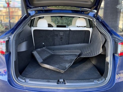 Used 2022 Tesla Model Y Long Range image 17