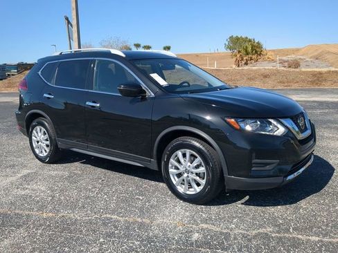 Used 2020 Nissan Rogue SV image 2