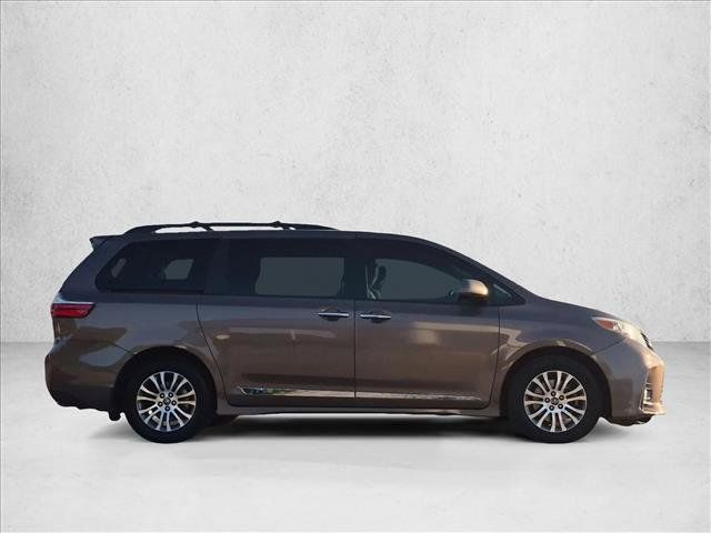Used 2019 Toyota Sienna XLE Premium FWD image 4