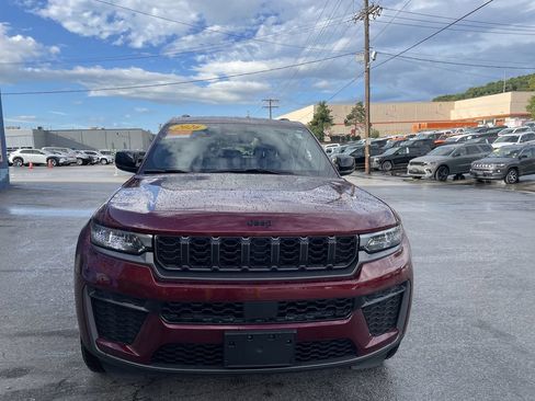 Used 2026 Jeep Grand Cherokee Altitude AWD/4WD image 5