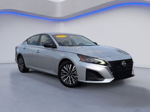 Used 2024 Nissan Altima 2.5 SV FWD image 2