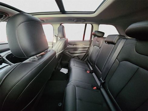 Used 2023 Jeep Grand Cherokee Limited image 8