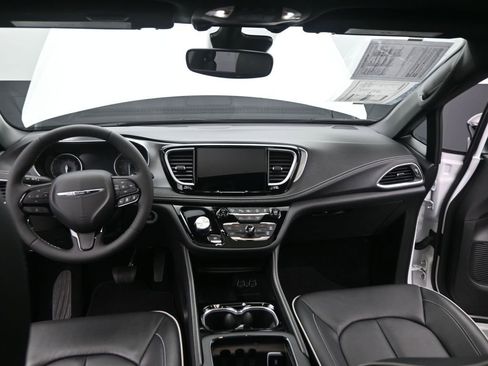 Used 2025 Chrysler Pacifica Limited image 21