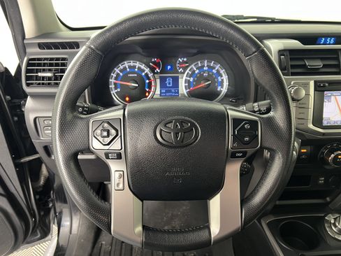 Used 2017 Toyota 4Runner SR5 AWD/4WD image 25