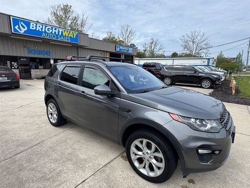 Used 2018 Land Rover Discovery Sport SE image 4