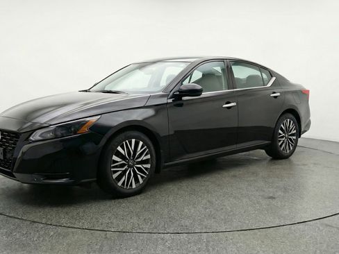 Used 2025 Nissan Altima 2.5 SV image 3